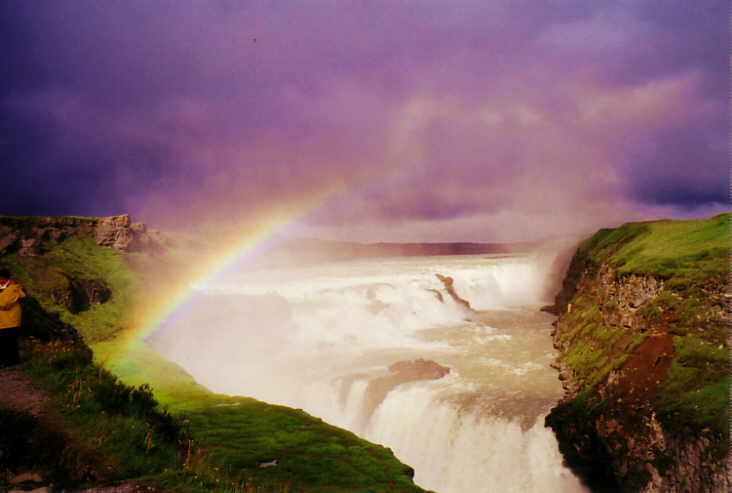 Regenbogen über dem Gullfoss-Wasserfall